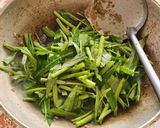รูปขั้นตอนการทำที่ 4 ของ ผักบุ้งผัดกะปิใส่หมูสับ