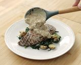 Foto langkah ke 12 dari resep Steak Daging Lokal & Saus Jamur Devina Hermawan.