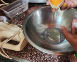 Foto del paso 1 de la receta: Arrollado de coco y frutilla #DelantalGlobal2024 + #Recetasconcoco