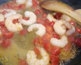A picture of step 2 of Spaghetti con gamberi e pomodorini.