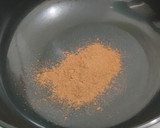 A picture of step 2 of Cinnamon banana wanton.