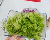 Hình bước làm 3 của món Salad rau củ mix xúc xích