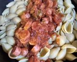 Foto del paso 2 de la receta: Salchichas de viena al tomate con fideos caracol