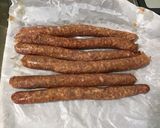 Une image de l'étape 1 de Maxi chipolatas marinées grillées ail et romarin.
