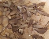 Foto del passaggio 3 della ricetta Tagliatelle strapazzate ai funghi