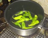 A picture of step 1 of Hari Mircho ka Salan.