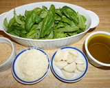 Foto del paso 1 de la receta: Pesto con ajo frito y semillas de sésamo tostadas