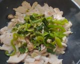 Foto del paso 2 de la receta: Pollo con cebollín y pimentón, con tortilla de acelga y lentejas