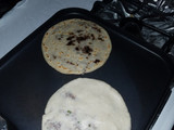 Pupusas revueltas de frijol y loroco con queso