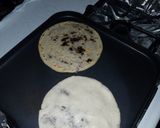 Foto del paso 3 de la receta: Pupusas revueltas de frijol y loroco con queso