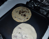 Foto del paso 3 de la receta: Pupusas revueltas de frijol y loroco con queso