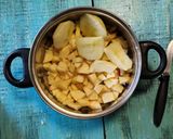 Foto del paso 1 de la receta: Queque de yogur con manzana