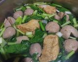 Foto langkah ke 4 dari resep Sup Bakso dan Pangsit.