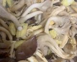 รูปขั้นตอนการทำที่ 1 ของ ผัดเห็ดใส่ไข่