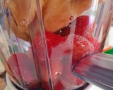 Foto langkah ke 1 dari resep Strawberry Smoothie dengan Yogurt.