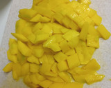 Foto del paso 2 de la receta: Tartar de salmón y aguacate con mango, pasas y queso fresco