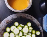 घोसाळ्याची खमंग भजी रेसिपी स्टेप 1 फोटो 