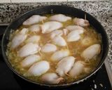 Foto del paso 4 de la receta Calamares rellenos y en su tinta con guarnición de arroz