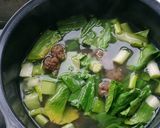 Foto langkah ke 3 dari resep Sop Pentol Daging Giling.