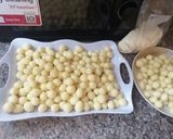 A picture of step 4 of Gullisuwa (milk balls).