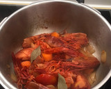 Foto del paso 2 de la receta: Merluza de pincho en salsa de carabineros
