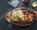 A picture of step 5 of Hakka Noodles and Grilled Chicken Sizzler.