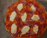 Foto del paso 3 de la receta: Pizza casera de mozzarella di búfala jamón y pesto