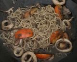 Foto langkah ke 5 dari resep Indomie Soto Medan Masak Hitam.