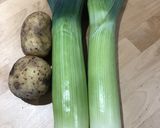 Póréhagymás burgonyakrém leves (aka leek and potato soup) recept fázis 1 fotója