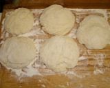 Sonkás, gombás pizza recept fázis 3 fotója