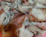 Foto langkah ke 1 dari resep Cumi Goreng Tepung ala Devina Hermawan.