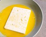 Foto del passaggio 3 della ricetta Feta impanata in friggitrice ad aria