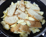 Foto del paso 3 de la receta: Tarta sencilla de pan y manzana