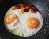 Foto del paso 3 de la receta: Huevos a la plancha con cebolla y patatas 🍳🥚🥔