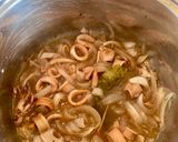 Foto del paso 7 de la receta: Calamares Encebollados con Vino Tinto