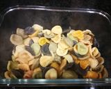 Foto del paso 2 de la receta: Orecchiette arcobaleno bio con atún y queso griego