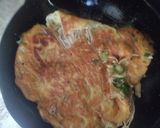 Foto langkah ke 5 dari resep Dadar Telur Jamur Enoki.