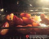 A picture of step 7 of Caramelized peaches with honey, thyme and yogurt.