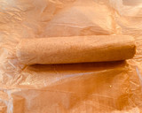 Foto del passaggio 4 della ricetta Rotolo di Pandoro con crema di Speculoos e Granella di Nocciole