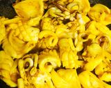 Hình bước làm 2 của món Mực Xào Cà Ri Sả Ớt 🦑