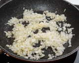 Foto del paso 1 de la receta: Cola de merluza a la plancha con salsa de tinta de sepia