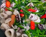 Foto langkah ke 5 dari resep Kangkung cumi saus tiram.