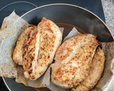 Foto del paso 3 de la receta: Pollo a la plancha con base finas hierbas (papeles para cocción) acompañado de verduras salteadas