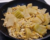 Foto del paso 5 de la receta: Cardo con Pollo Mechado al Curry, Piñones y Semillas de Girasol