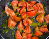 Foto del paso 3 de la receta: Pasta al pesto con tomates salteados