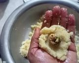 A picture of step 5 of Semolina Gulkand laddu.