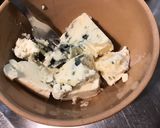 Une image de l'étape 1 de Sauce crème roquefort et persil.