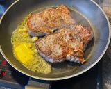 Φωτογραφία βήματος 4 της συνταγής Sirloin steak με σως βούτυρο-σκόρδο-δεντρολίβανο