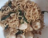 Foto langkah ke 3 dari resep Mie Goreng Bakso Ikan.