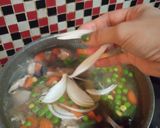 Foto langkah ke 3 dari resep Soup Ayam Jamur.
